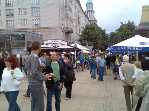 Jung und Alt trifft sich hier © flickr /ReneMT biermeile-berlin-friedrichshain © flickr /ReneMT