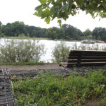 Bank und Blick auf Spree Caroline-Tübbecke-Ufer