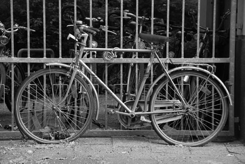 fahrrad an tor angekettet © Heike Quosdorf | quosi.de