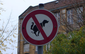 Hundehäufchen Verbotsschild © friedrichshainblog.de