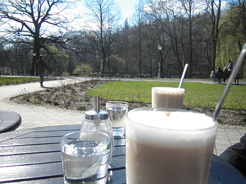 milchkaffee und blick auf spaziergänger © friedrichshainblog.de