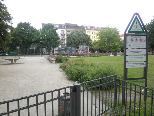 ostkreuzplatz mit tischtennis und basketball © friedrichshainblog.de