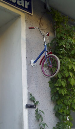 halbes fahrrad in der wand © friedrichshainblog.de