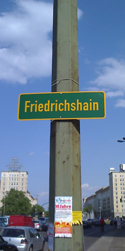 Schild des Bezirks Berlin Friedrichshain © friedrichshainblog.de