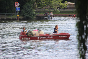 Boote auf Spree Stralauer Halbinsel Berlin Friedrichshain