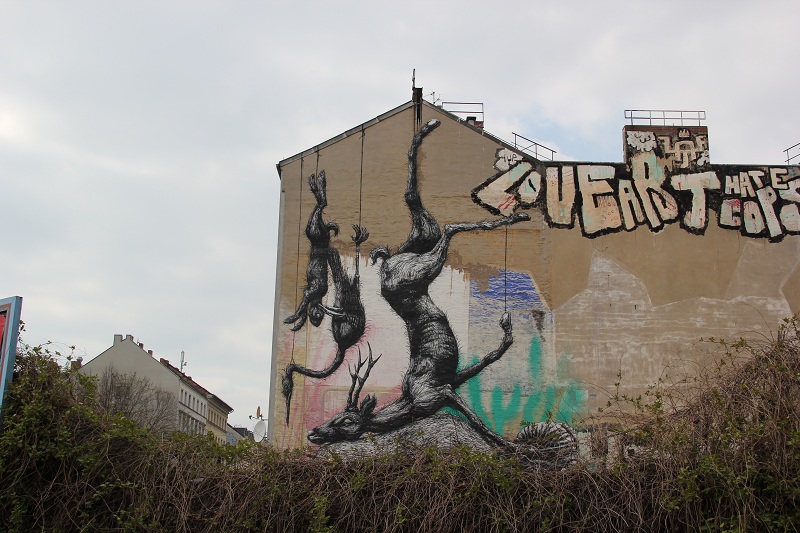 Streetart aufgehängte Tiere Berlin Kreuzberg