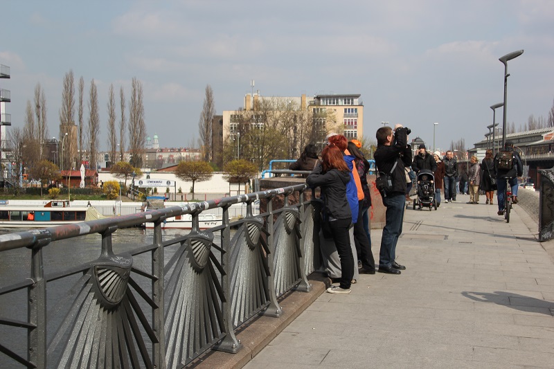 Touristen Oberbaumbrücke Berlin