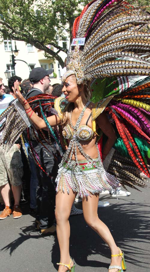 Federkleid Tänzerin Karneval der Kulturen 2013