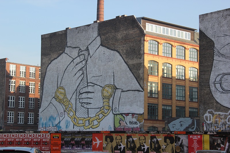 Goldene Uhrenhandschelle Wand Grafitti Kreuzberg
