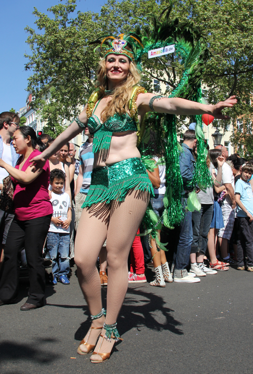 Grüne Tänzerin Karneval der Kulturen 2013