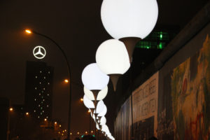 Leuchtende Ballons Mauerfall East-Side-Gallery