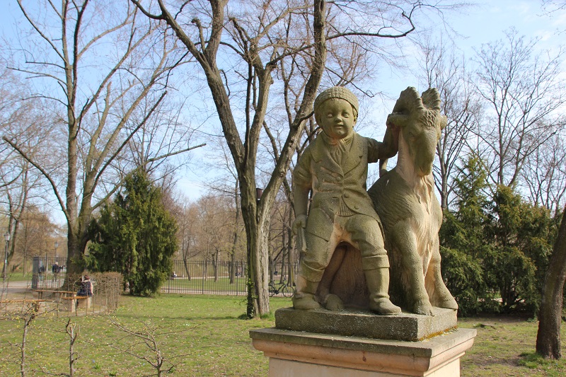 Maerchenfigur Delphinbrunnen