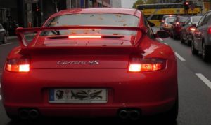 Porsche Carrera im Verkehr