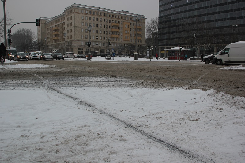 Schnee auf Kreuzung Friedrichshain