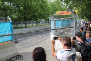 Fans am Zaun Formel E Rennen Friedrichshain