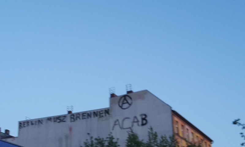 Graffiti Rigaer Str Berlin muss brennen