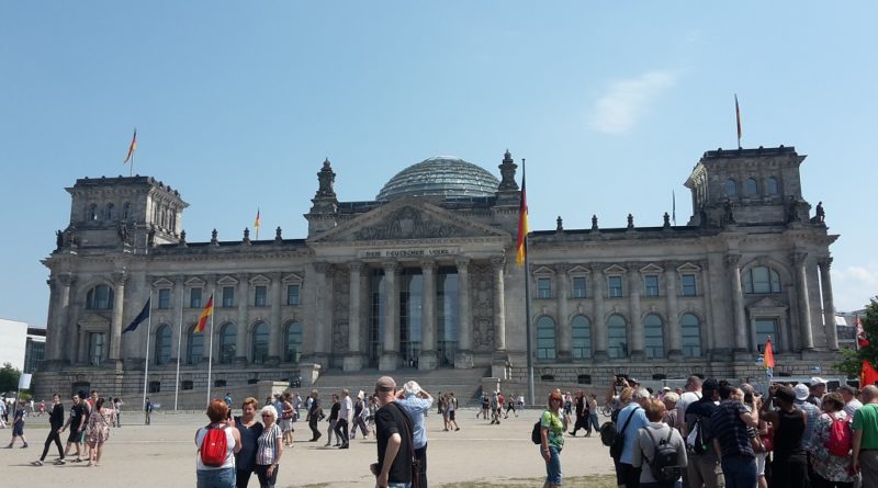 Leute vor Reichstag