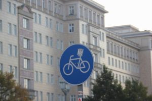 Fahrradwegschild Karl-Marx-Allee Friedrichshain