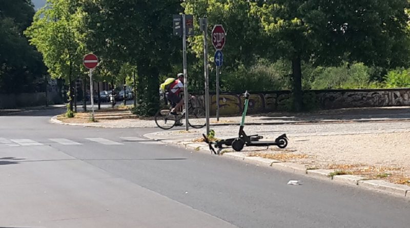 Herumliegende E-Scooter